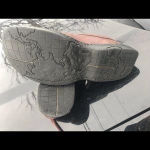 Women’s Merrell Earth Shoes.   Size 8 leather